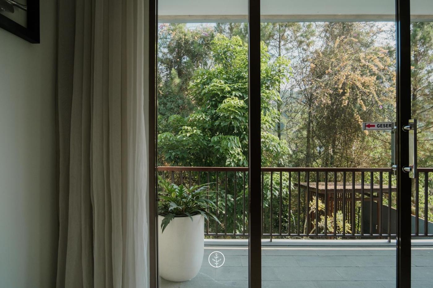 Hikari Hill View Villa 7 Bedrooms With A Private Swimming Pool And Billiard บันดุง ภายนอก รูปภาพ