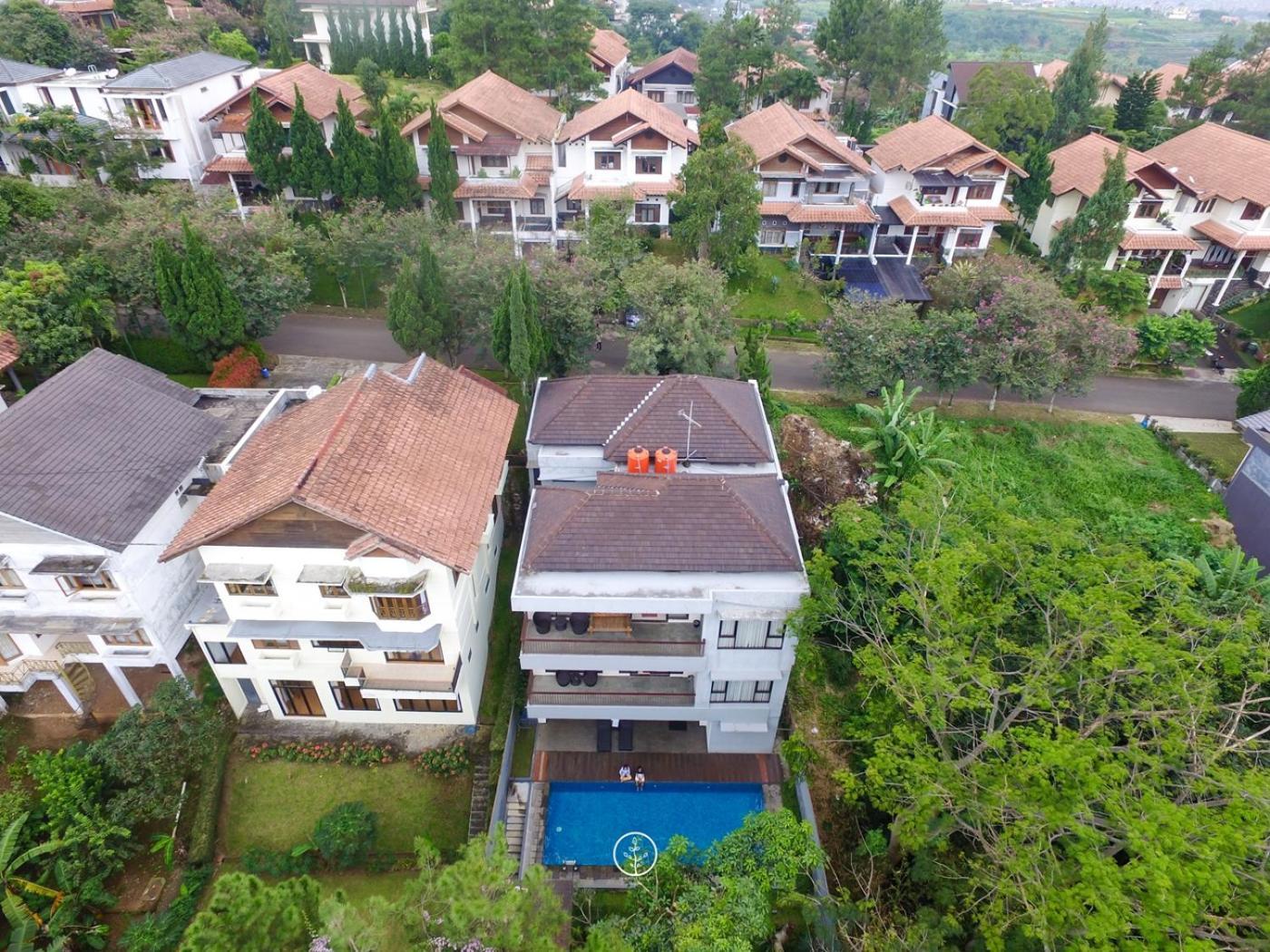 Hikari Hill View Villa 7 Bedrooms With A Private Swimming Pool And Billiard บันดุง ภายนอก รูปภาพ